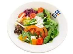 Buntes Salatschälchen vom Büfett,